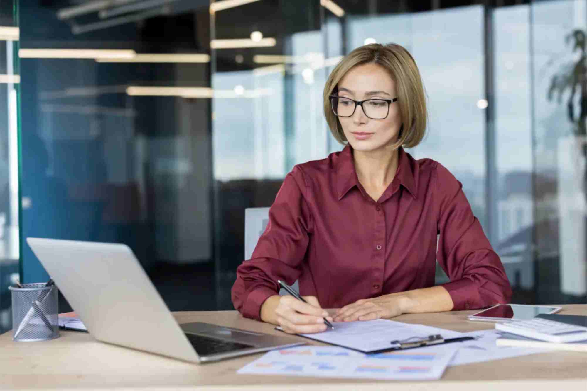What is a Corporate Spy: Complete Guide with Examples